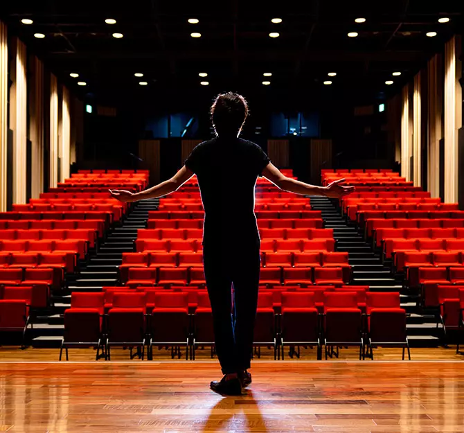 EES-theatre-670x625_1081029959
